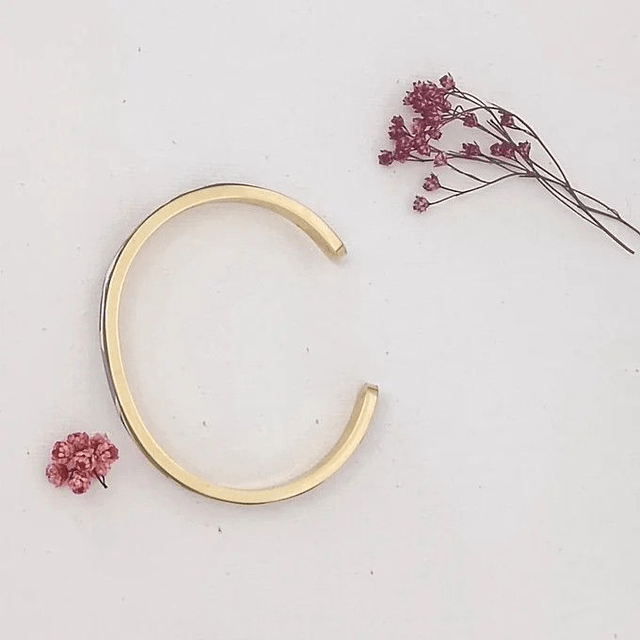 Bracelet manchette Delphinium – acier inoxydable doré & simili cuir graphique