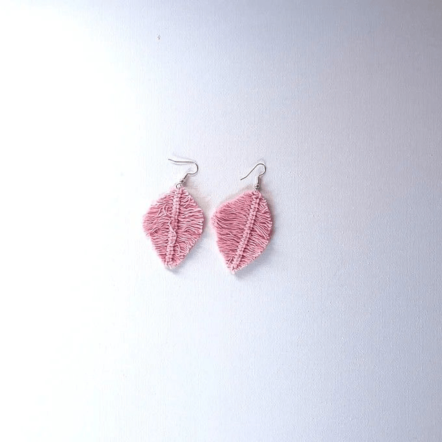 Boucles Lana – Plumes en macramé coton – Crochet argent 999 ou doré 24k – Fait main – Pièce unique