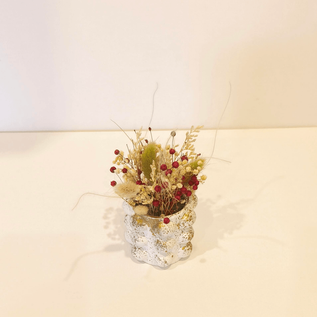 Déco florale artisanale “Auréole” – contenant bulbeux avec fleurs séchées et dorures