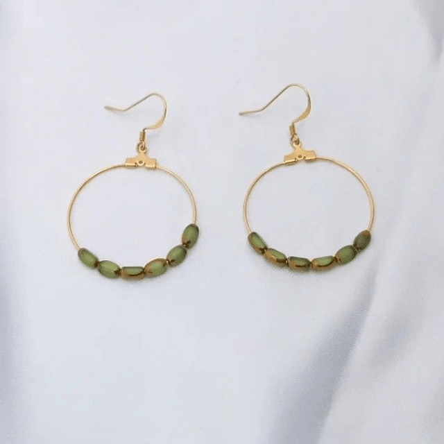 Boucles Iberis – Perles vert olive & laiton doré à l’or fin 24k – Bijou fait main – Pièce unique