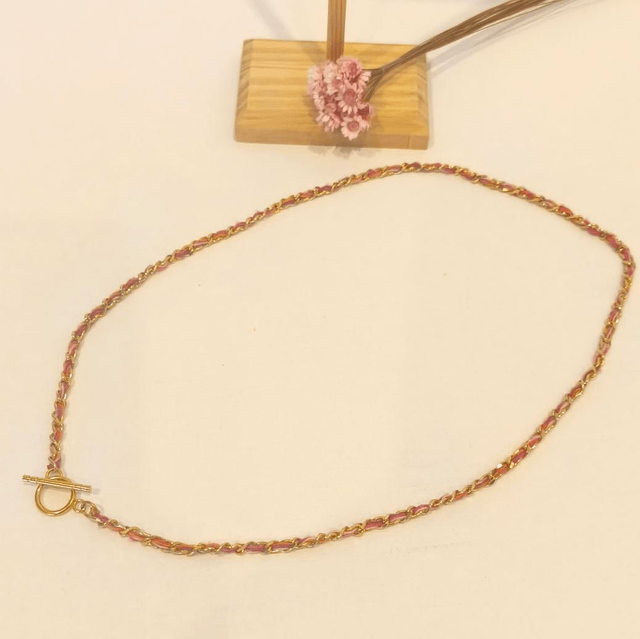 Collier Rosa – chaîne dorée à l’or fin 24 carats tressée de fils colorés en coton