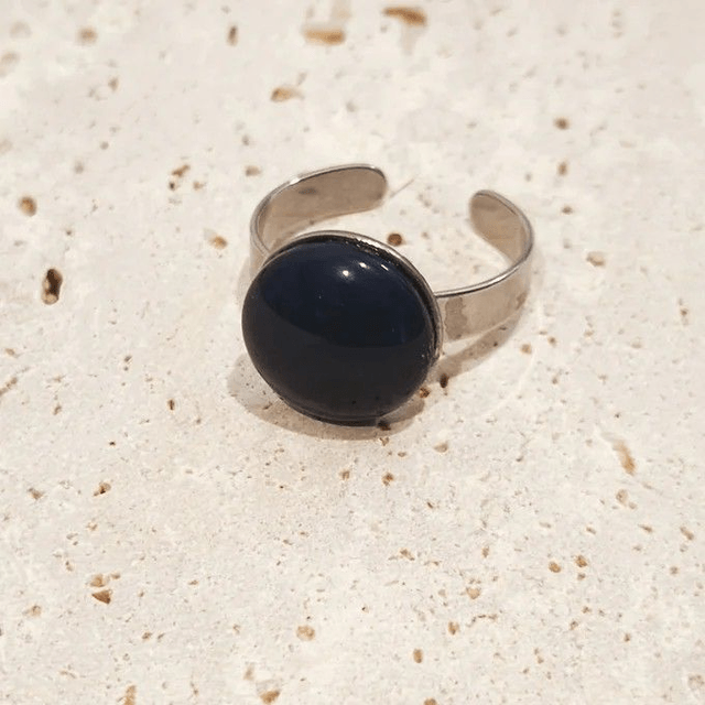 Bague Narcissus – Cabochon bleu marine en résine – Acier inox réglable 54 à 60 – Pièce unique