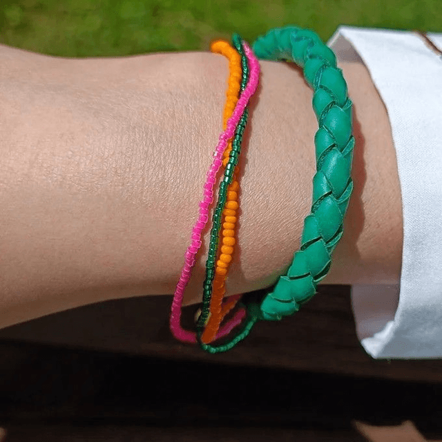 🌈Bracelet Abelia multi-rang – Cuir vert, perles colorées & dorures 24k – Ajustable 17 à 22 cm