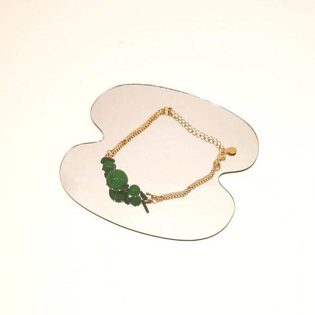 Bracelet Scilla – Malachite & résine verte – Chaîne dorée à l’or fin 24k – Taille ajustable – Pièce unique