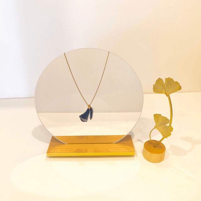 Collier Pluma – Bijou doré à l’or fin 24k – Deux déclinaisons bleu/noir – Pièce unique fait main