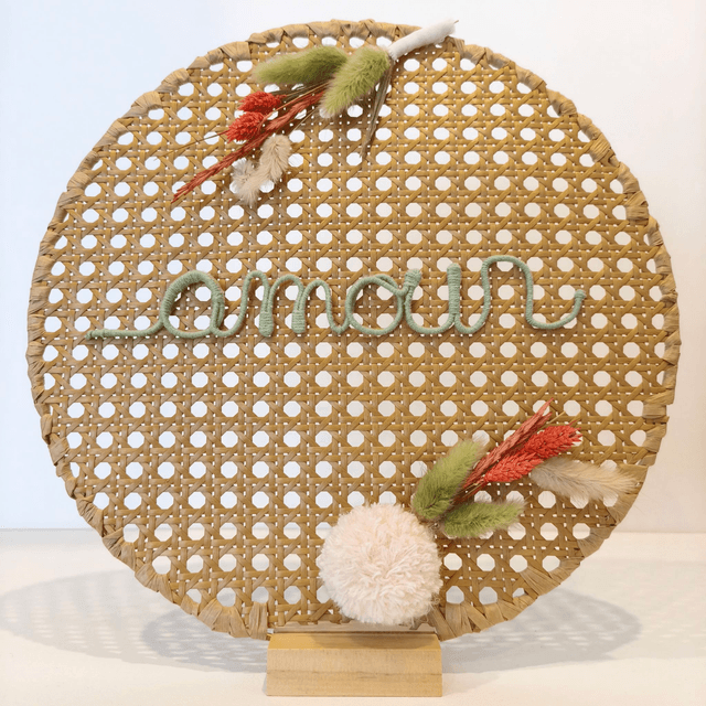 Déco à poser "Amour en rotin" – création artisanale avec fleurs séchées et fil de fer – 35 cm