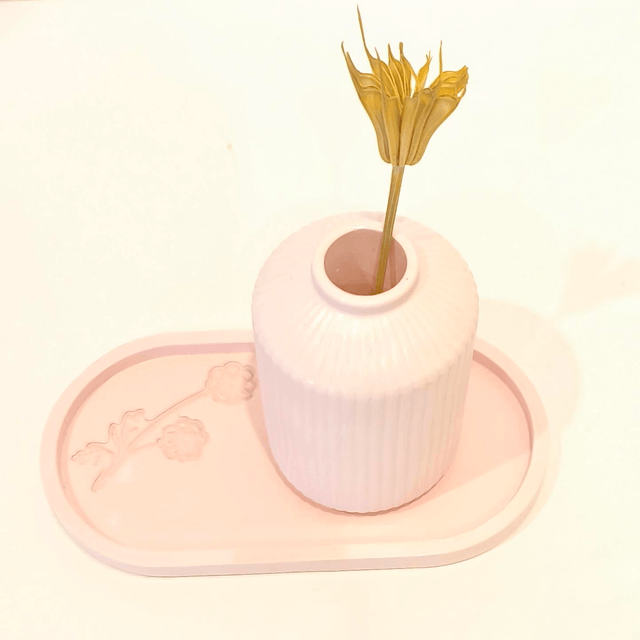 "Lunée", Vase artisanal en gypse avec fleurs séchées - Déco douce et raffinée