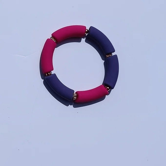 Bracelet Euphoria – Acrylique rose et mauve avec perle dorée – 25 cm de style et de bonne humeur !