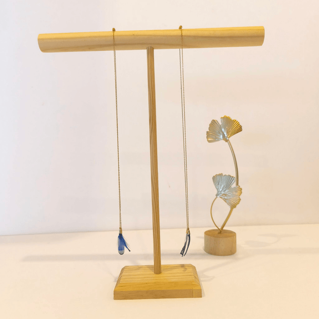 Collier Pluma – Bijou doré à l’or fin 24k – Deux déclinaisons bleu/noir – Pièce unique fait main