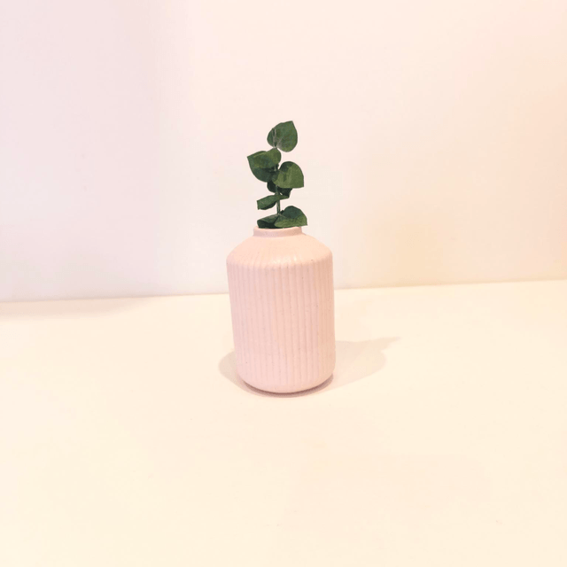 "Lunée", Vase artisanal en gypse avec fleurs séchées - Déco douce et raffinée