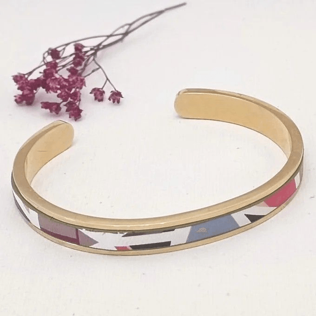 Bracelet manchette Delphinium – acier inoxydable doré & simili cuir graphique