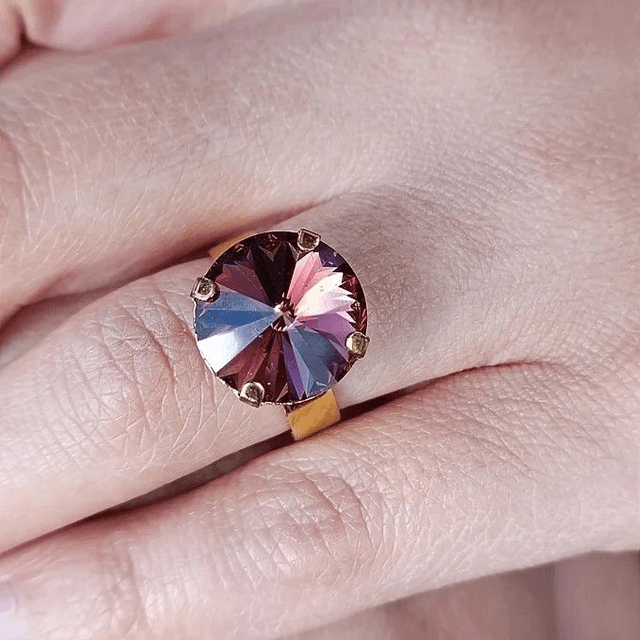 Bague Burgundy – Cristal 14 mm & laiton doré – Réglable du 53 au 62