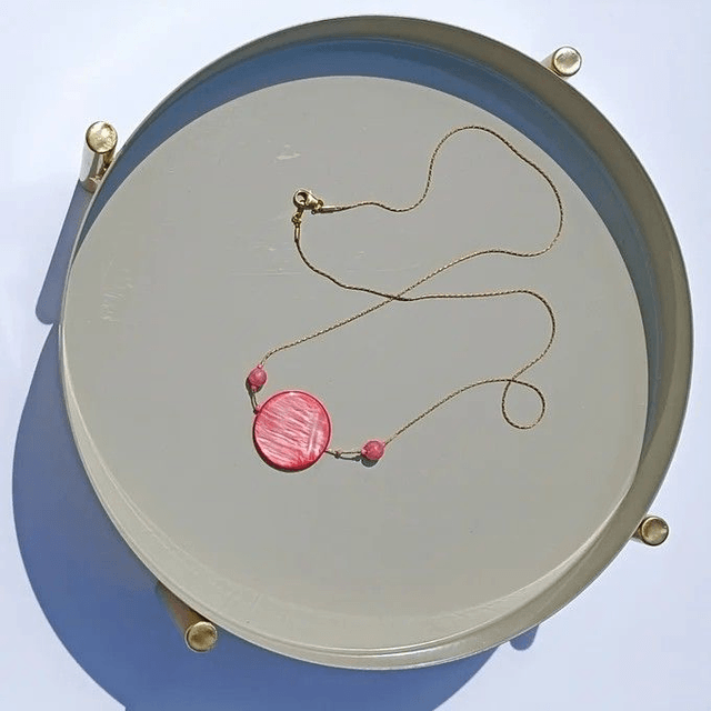 🌸Chaîne Spicata – Nacre rosée, perles de verre & laiton doré – 55 cm de fraîcheur