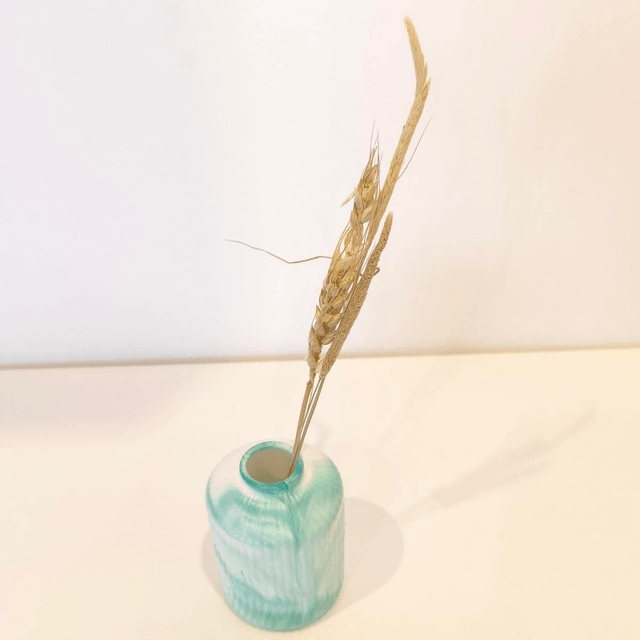 "Lunée" Vase marbré en gypse avec fleurs séchées – pièce artisanale