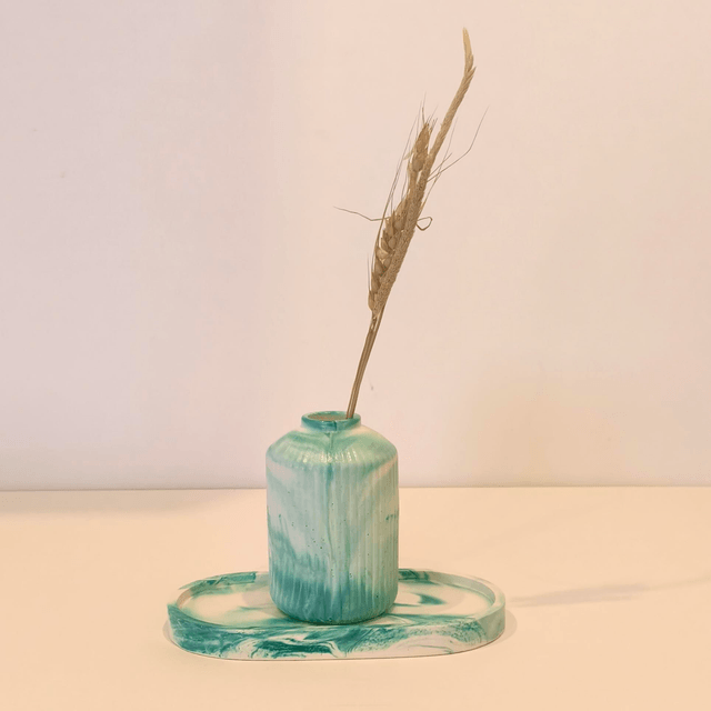 "Lunée" Vase marbré en gypse avec fleurs séchées – pièce artisanale