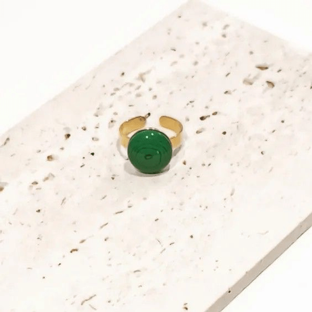 Bague Scilla – Pierre verte en résine – Acier inox doré à l’or fin 24k – Taille réglable 54 à 60 – Pièce unique