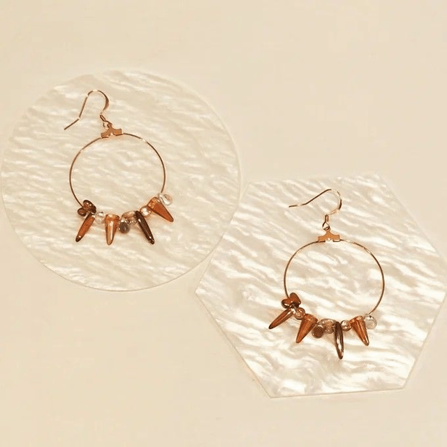 Boucles Cicerbita – Créoles dorées & perles ambre cristal – Verre de Bohême – Pièce unique