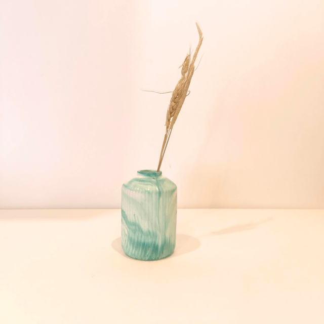 "Lunée" Vase marbré en gypse avec fleurs séchées – pièce artisanale