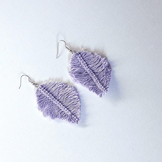 Boucles Lana – Plumes en macramé coton – Crochet argent 999 ou doré 24k – Fait main – Pièce unique