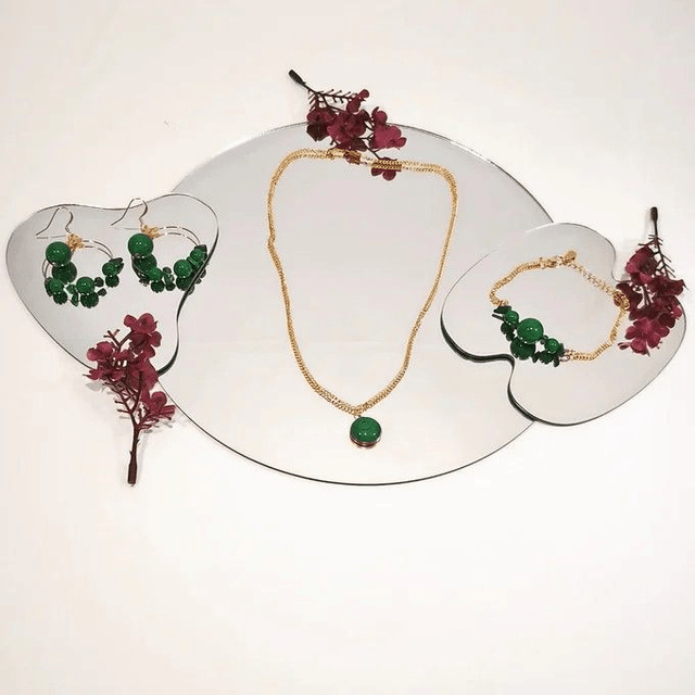 Bracelet Scilla – Malachite & résine verte – Chaîne dorée à l’or fin 24k – Taille ajustable – Pièce unique