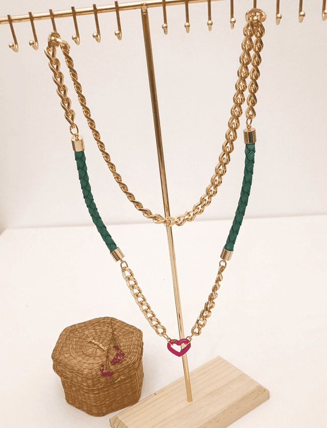 Collier Love – Sautoir doré en acier inox &amp; simili cuir vert, attache cœur rose