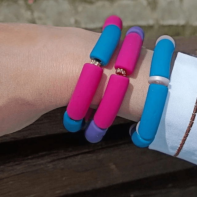 Bracelet Euphoria – Acrylique rose et mauve avec perle dorée – 25 cm de style et de bonne humeur !