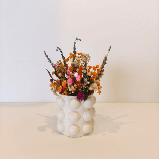 Fiesta Flora – Bouquet fleurs séchées dans vase en gypse fait main